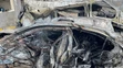 Zničené auto po raketovom útoku ruských síl v Ľvove.