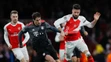 Javi Martínez (vľavo) z Bayernu v dueli o loptu v osemfinále LM proti Olivierovi Giroudovi z Arsenalu.