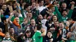 Severoírsky futbalista Shane Long sa teší s fanúšikmi po tom, ako strelil gól v kvalifikácii ME.