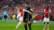 Lasse Schöne (vľavo) z Ajaxu a Maxime Gonalons z Lyonu bojujú o loptu v semifinále EL.