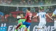 Vľavo slovenský brankár Martin Dúbravka, vpravo obranca Milan Škriniar, uprostred český útočník Patrik Schick strieľa gól.