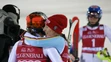 Alpská lyžiarka Lena Dürrová (vpravo) blahoželá Petre Vlhovej po víťazstve v slalome SP v Levi.