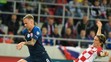 Milan Škriniar (Slovensko) a vpravo Marcelo Brozovič (Chorvátsko).