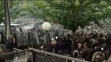 Na snímke z videa vojaci KFOR hliadkujú pred budovou mestského úradu po zrážkach s kosovskými Srbmi v meste Zvečan.