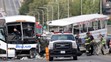 Záchranári vyprosťujú z autobusu telá obetí