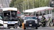 Záchranári vyprosťujú z autobusu telá obetí