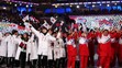 Členovia severo a juhokórejskej olympijskej výpravy mávajú národnými zástavami počas záverečného ceremoniálu.