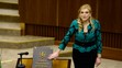 Jana Vaľová (SMER-SD) skladá poslanecký sľub.