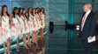 Donald Trump so súťažiacimi na skúške Miss Universe 2009 na bahamskom ostrove Paradise Island. (21. augusta 2009)