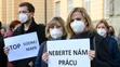 Protest zamestnancov súdov Trenčianskeho samosprávneho kraja pred budovou krajského súdu. 