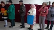 Starší obyvatelia Lendaku, ktorí prišli voliť hneď ráno po omši, čakajú v rade v predčasných parlamentných voľbách v obci Lendak.