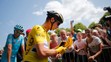 Nemecký cyklista Tony Martin zo stajne Etixx - QuickStep rozdáva autogramy pred 6. etapou TdF.