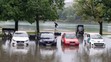 Zaplavené autá na parkovisku pri Štrkoveckom jazere po výdatnom daždi v Bratislave.