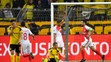 Sven Bender (v strede) z Dortmundu gestikuluje po vlastnom góle vo štvťfinále LM proti Monacu.
