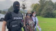 Zuzana S. Plačková v sprievode policajného príslušníka