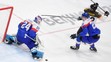 Zľava Patrik Rybár, Martin Gernát a Nemec Dominik Kahun v kvalifikácii o štvrťfinále ZOH 2022.