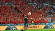 V krásnej momentke Walesan Neil Taylor v semifinále ME proti Portugalsku.