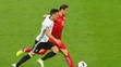 V popredí Mesut Özil (Nemecko) a poľský reprezentant Grzegorz Krychowiak.