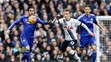Christian Eriksen (v strede) a Cesc Fabregas (vľavo) v súboji o loptu.
