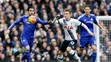 Christian Eriksen (v strede) a Cesc Fabregas (vľavo) v súboji o loptu.