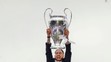 Kapitán Realu Madrid Sergio Ramos s trofejou pre víťaza Ligy majstrov na madridskom námestí Cibeles.