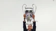 Kapitán Realu Madrid Sergio Ramos s trofejou pre víťaza Ligy majstrov na madridskom námestí Cibeles.