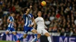 Ronaldo (Real Madrid) a Pedro Mosquera (Deportivo La Coruña) kontrolujú loptu v zápase La Ligy.