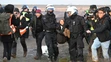 Policajti vyniesli z obce Lützerath klimatickú aktivistku Gretu Thunbergovú počas protestu proti rozšíreniu bane.