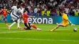 Španiel Mikel Oyarzabal strieľa víťazný gól vo finále ME 2024 proti Anglicku,