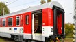 Železničná spoločnosť Slovensko predstavila jeden zo 17 kusov nových osobných vozňov druhej triedy.
