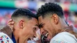 Jude Bellingham a Trent Alexander-Arnold oslavujú postup do semifinále.
