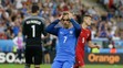 Francúz Antoine Griezmann sa chytá za hlavu po zahodenej šanci vo finále ME proti Portugalsku.