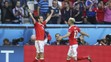 Hráči Walesu Gareth Bale a Aaron Ramsey oslavujú gól v osemfinálovom zápase na ME.