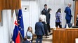 Opoziční poslanci odchádzajú rokovacej sály počas tajného hlasovania