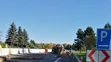 Migranti pri autobuse.