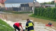 Pre stúpajúcu vodu potoka v obci stavali protipovodňové bariéry. Zdroj: Lukáš Macák