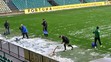 Zamestnanci odpratávajú sneh z hracej plochy na štadióne v Žiline pred zápasom s Trenčínom.
