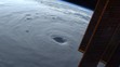 Oko tajfúna Nanmadol zachytené americkým astronautom Bobom Hinesom z Medzinárodnej vesmírnej stanice. 