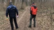Policajti prehľadávajú Mačiansky háj.