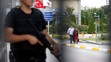 Okolie letiska Ataturk strážia policajti.
