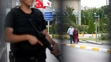 Okolie letiska Ataturk strážia policajti.