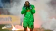 Brankár Slovana Ján Mucha si zapcháva uši po tom, čo priestor pred jeho bránkou zahádzali fanúšikovia Slovana pyrotechnikou.
