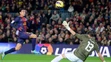 Na archívnej snímke Pedro Rodriguez (FC Barcelona) strieľa gól brankárovi Kikovi Casillaovi (Espaňol Barcelona).