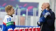 Sprava tréner slovenských hokejistov Craig Ramsay a Adam Sýkora počas spoločného fotenia tímu na MS 2022.