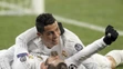 Hráč Realu Madrid Cristiano Ronaldo oslavuje gól so spoluhráčom Garethom Baleom 