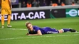 Útočník Anderlechtu Lukasz Teodorczyk leží na trávniku v odvete osemfinále EL proti APOELu.