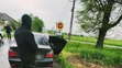 Vodič zastavil, až keď policajti strieľali.