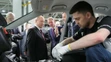 Vladimir Putin počas prehliadky limuzíny v priemyselnom parku na predmestí Moskvy.