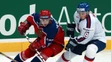 Peter Smrek (vpravo) v súboji o puk s Rusom Ivanom Tkačenkom na MS 2002 v Göteborgu.