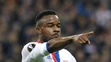 Maxwel Cornet z Lyonu oslavuje gól v sieti Alkmaaru v šestnásťfinále EL.